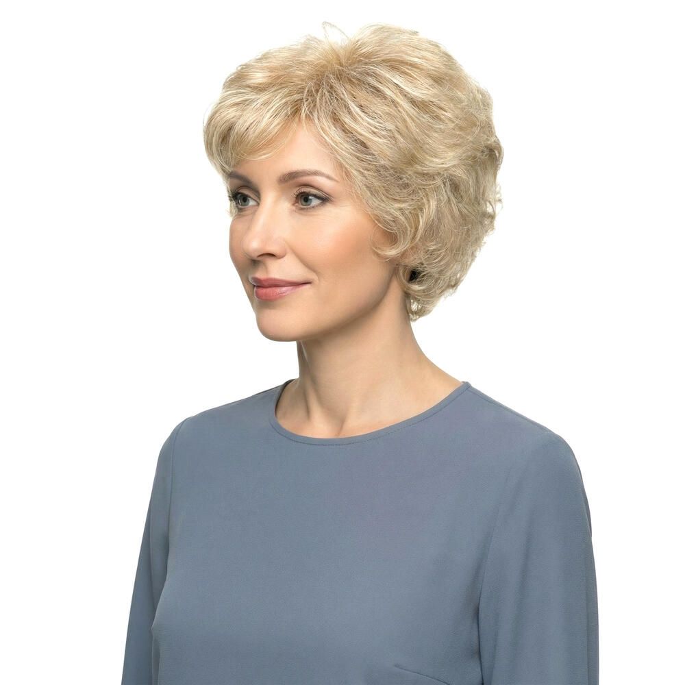 Blonde, gewellte Kurzhaarperücke. Frau mit blauem Oberteil, Seitenansicht.