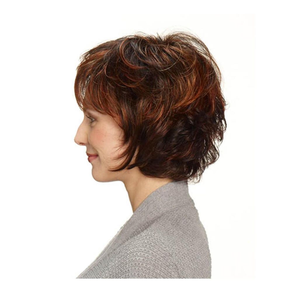 Profil einer Frau mit braun-rot gesträhnter Perücke. Grauer Cardigan. Weißer Hintergrund.
