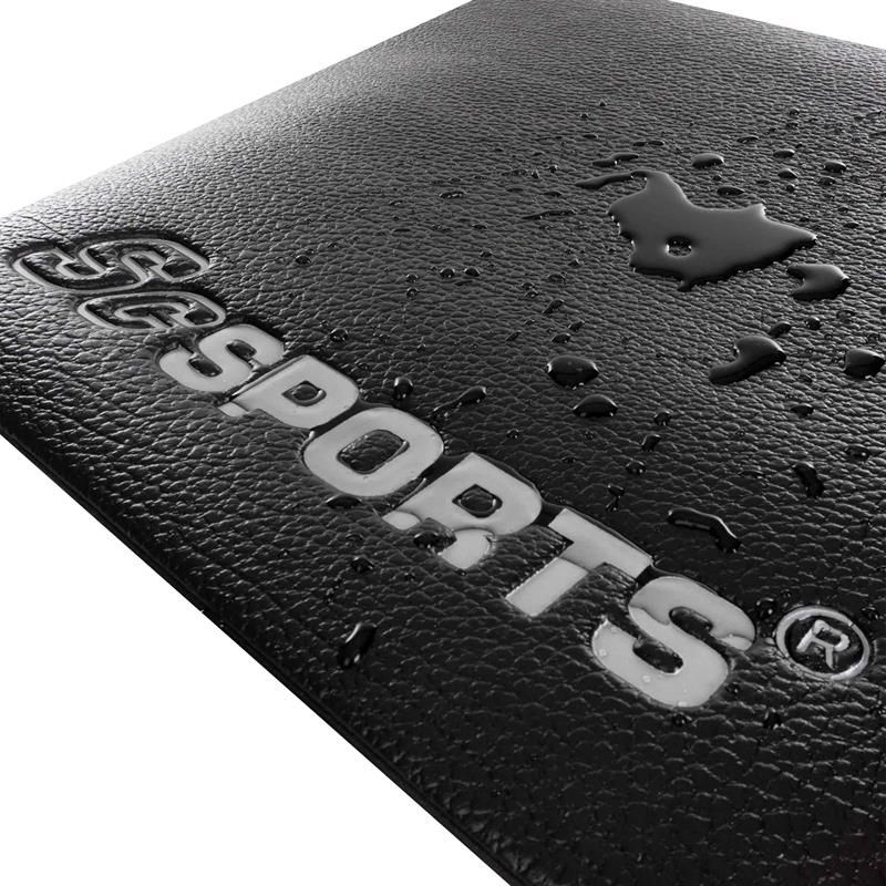 Schwarze Unterlegmatte mit Wassertropfen. Geprägtes ScSPORTS® Logo. Strukturierte Oberfläche.