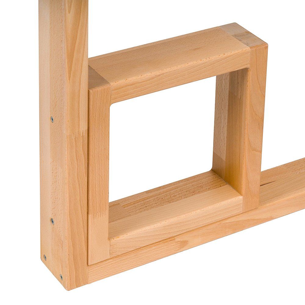 Nahaufnahme einer quadratischen Öffnung. Holzrahmen mit Eckverbindung. Schrauben sichtbar.