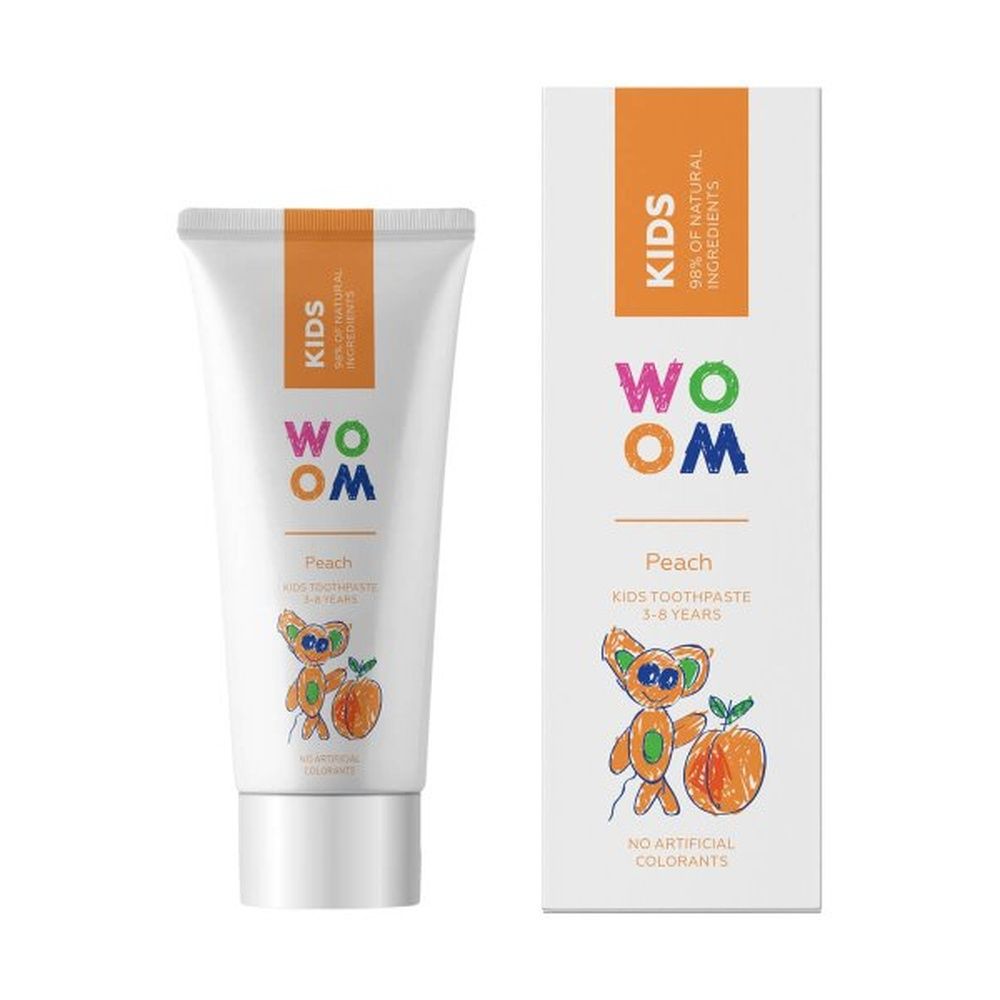 Zahnpasta-Tube und Verpackung für Kinder. Weiß, mit farbigen Illustrationen und Schriftzug 'WOOM KIDS'. 98% natürliche Inhaltsstoffe.