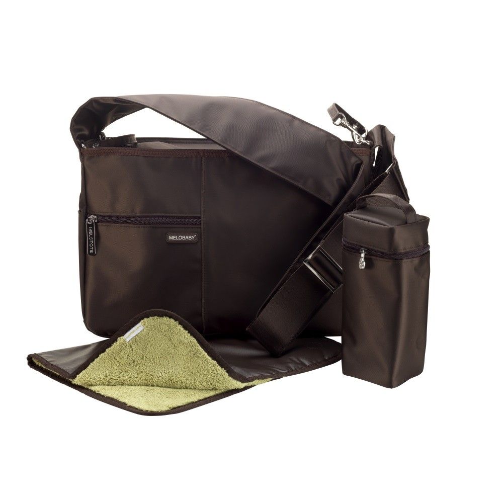 Braune Wickeltasche mit Zubehör: Flaschenhalter, Wickelunterlage. Logo auf der Tasche.