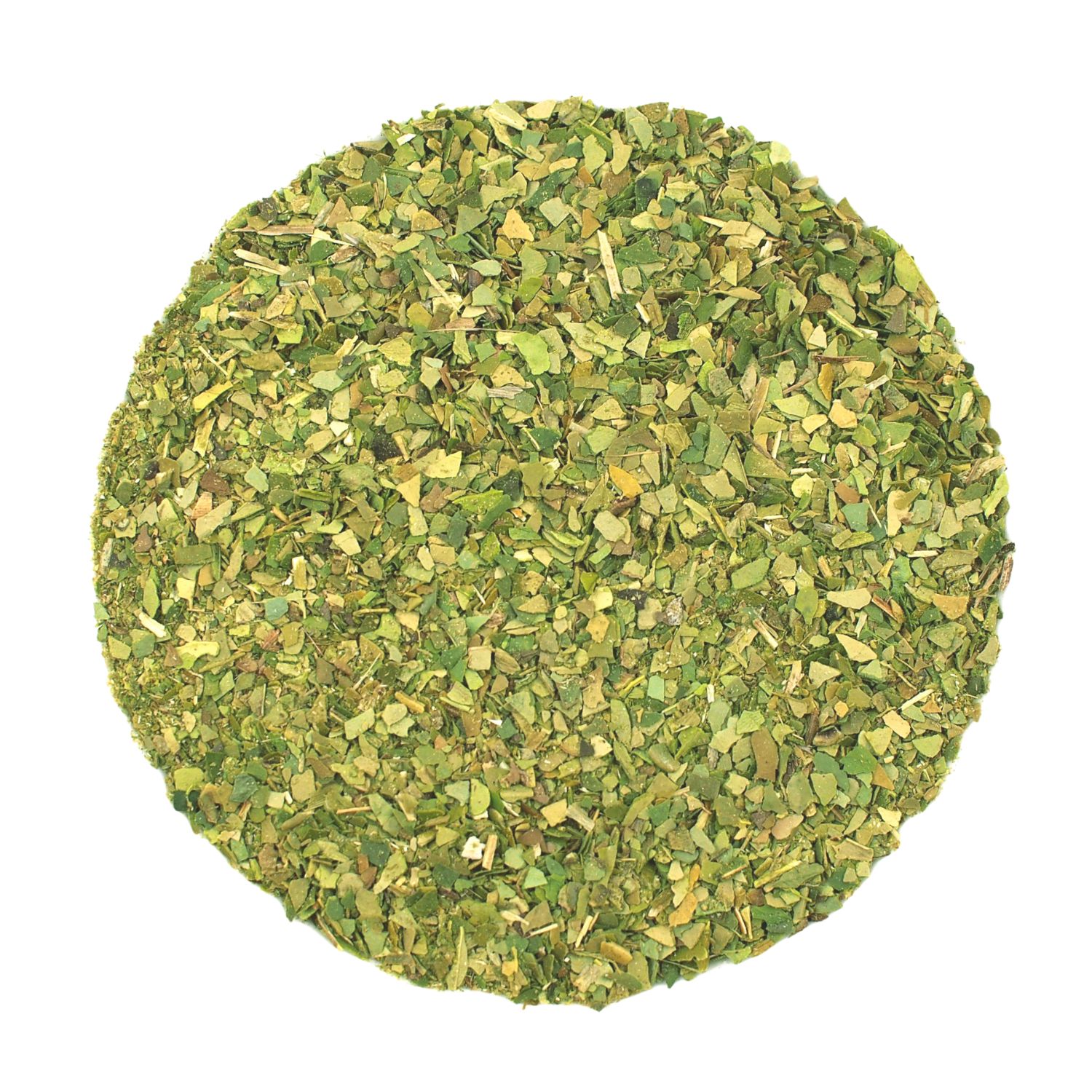 Haufen getrockneter, grüner Yerba Mate Blätter und Pulver, kreisförmig angeordnet, auf weißem Hintergrund.