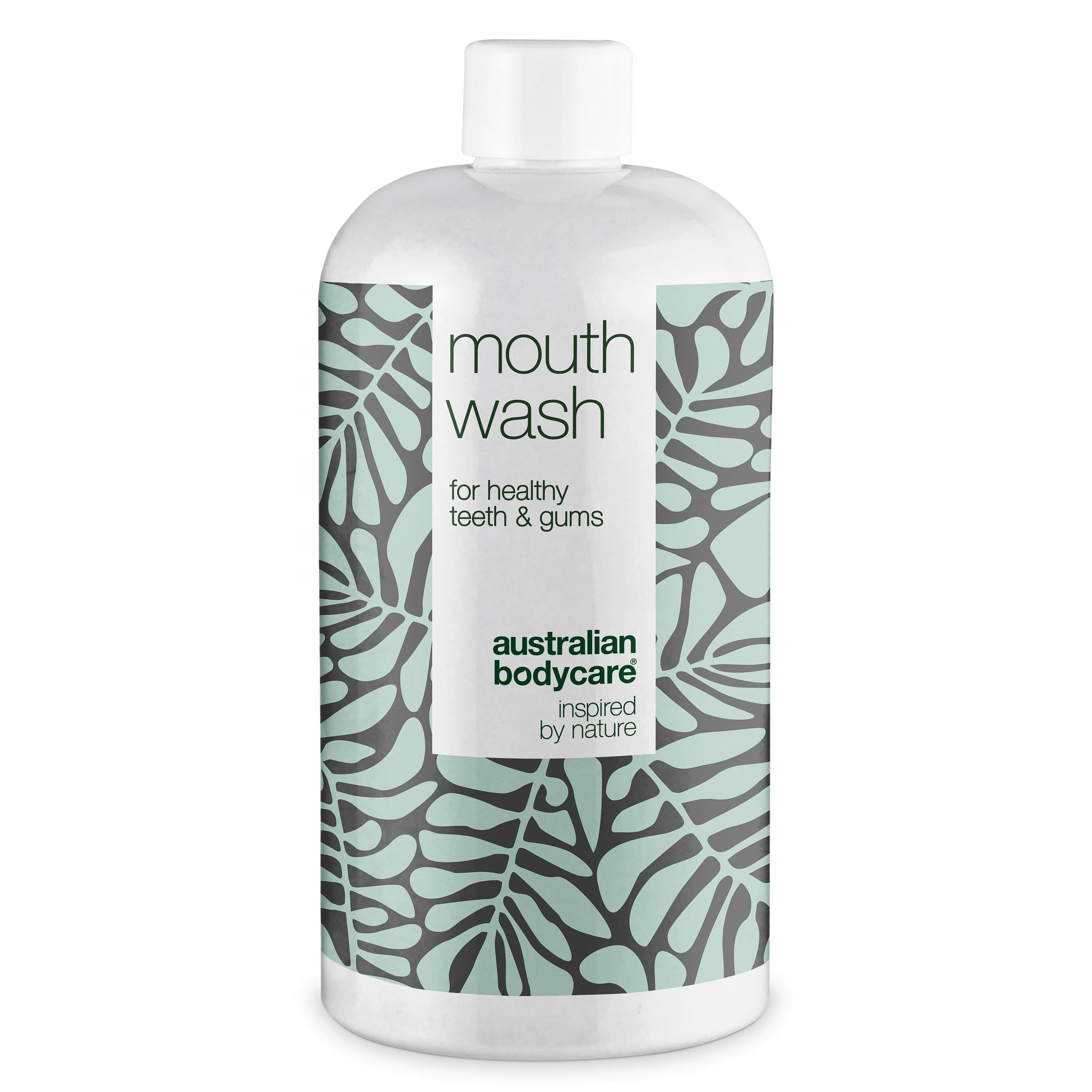 Flacone di collutorio con tappo bianco. Scritta: Mouth Wash, per denti e gengive sani. Marchio: Australian Bodycare.