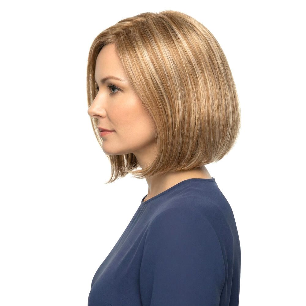 Blonde Perücke mit helleren Strähnen. Mittellange, glatte Frisur. Frau mit blauem Oberteil. Seitenansicht.