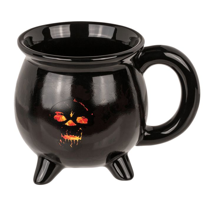 Tazza in ceramica nera con manico e tre piedi. Design teschio-fiamme. OOTB.
