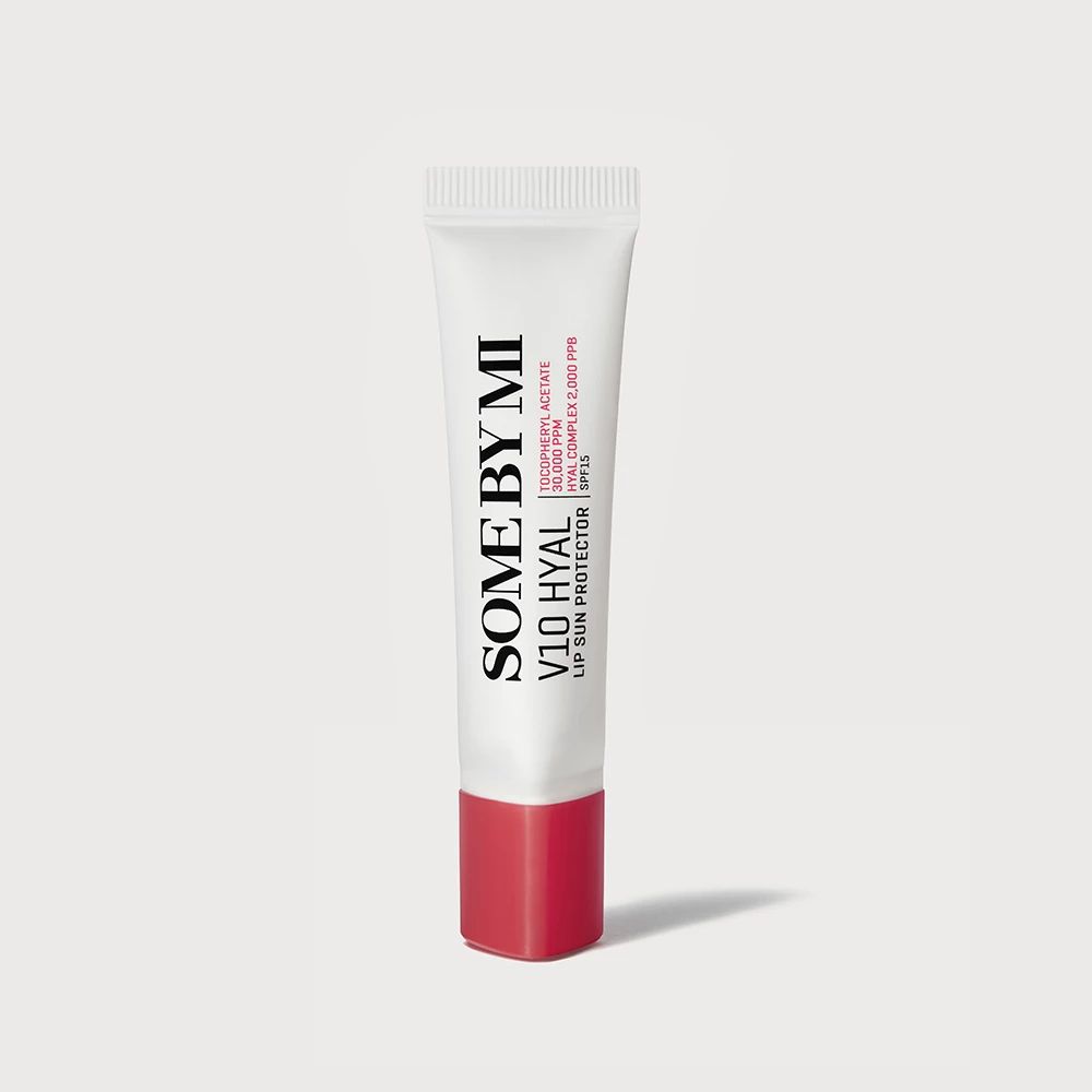 Weißer Lippenbalsam-Tuben mit rotem Boden. Aufgedruckt: SOME BY MI V10 HYAL LIP SUN PROTECTOR SPF15.