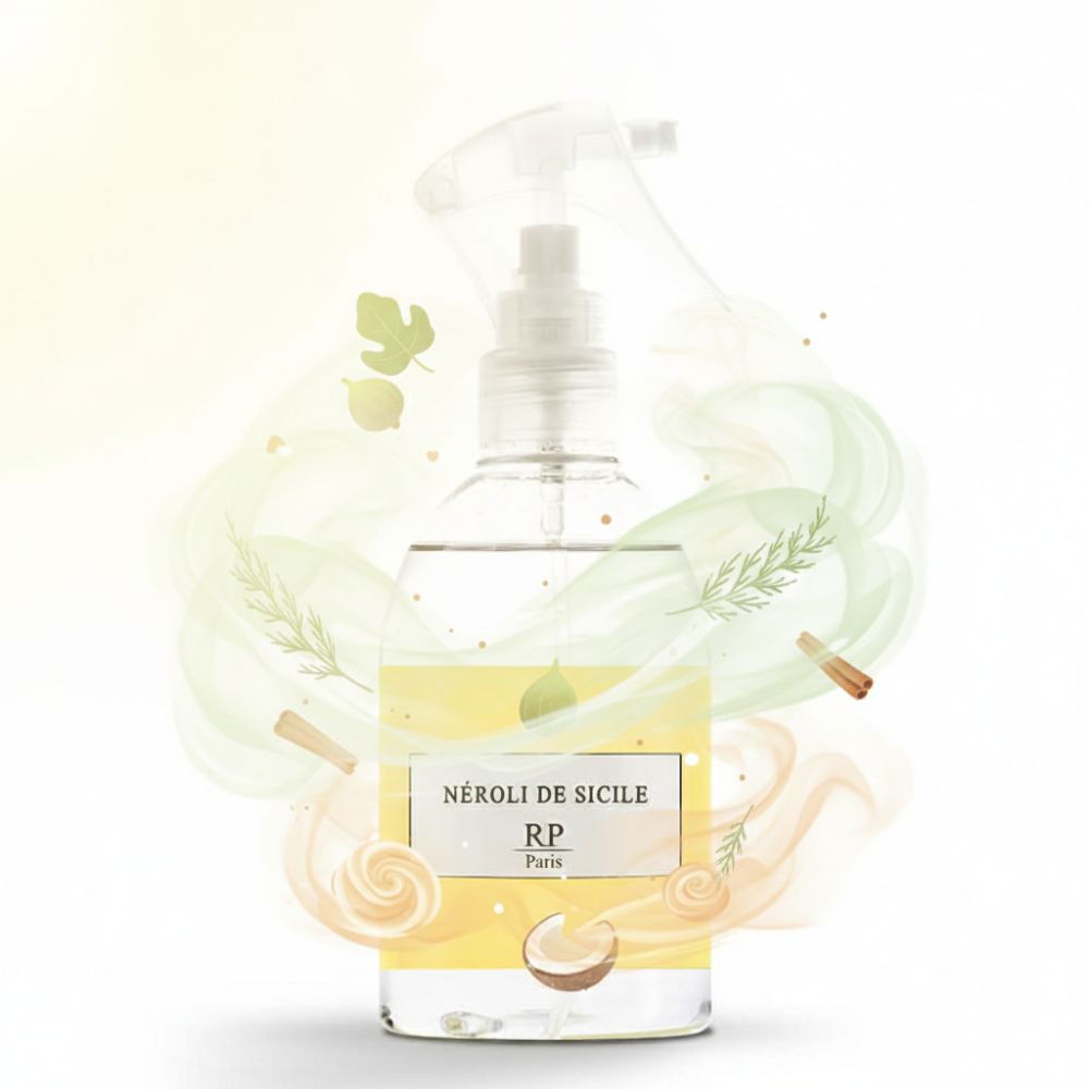 Transparente Sprühflasche mit gelber Flüssigkeit und weißem Etikett. Aufschrift: NÉROLI DE SICILE, RP Paris. Mit dekorativen Elementen.