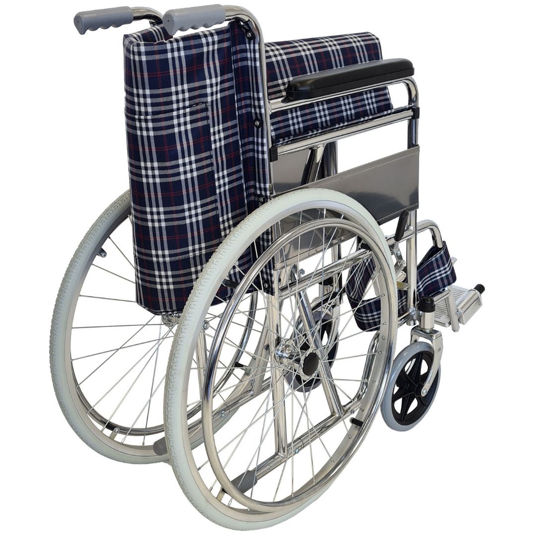 Rollstuhl von der Seite. Karierter Sitz und Rückenlehne, Metallrahmen, Armlehnen, Fußstützen und Räder.