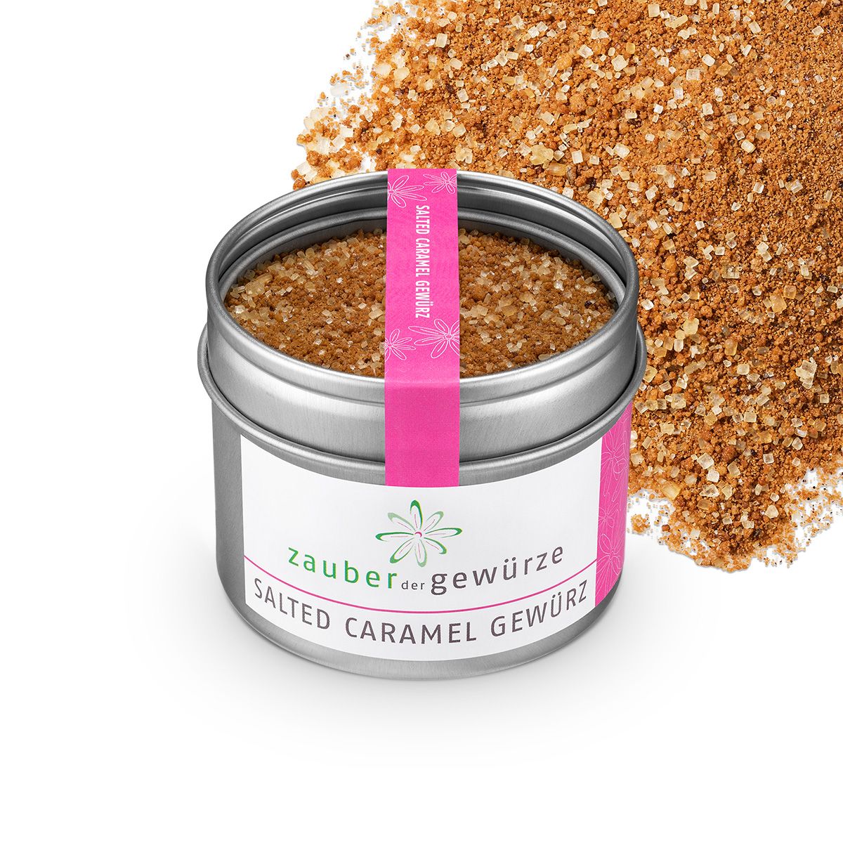 Geöffnete Dose Salzkaramell-Gewürz. Rosa Etikett mit Produktnamen. Gewürz daneben verstreut.