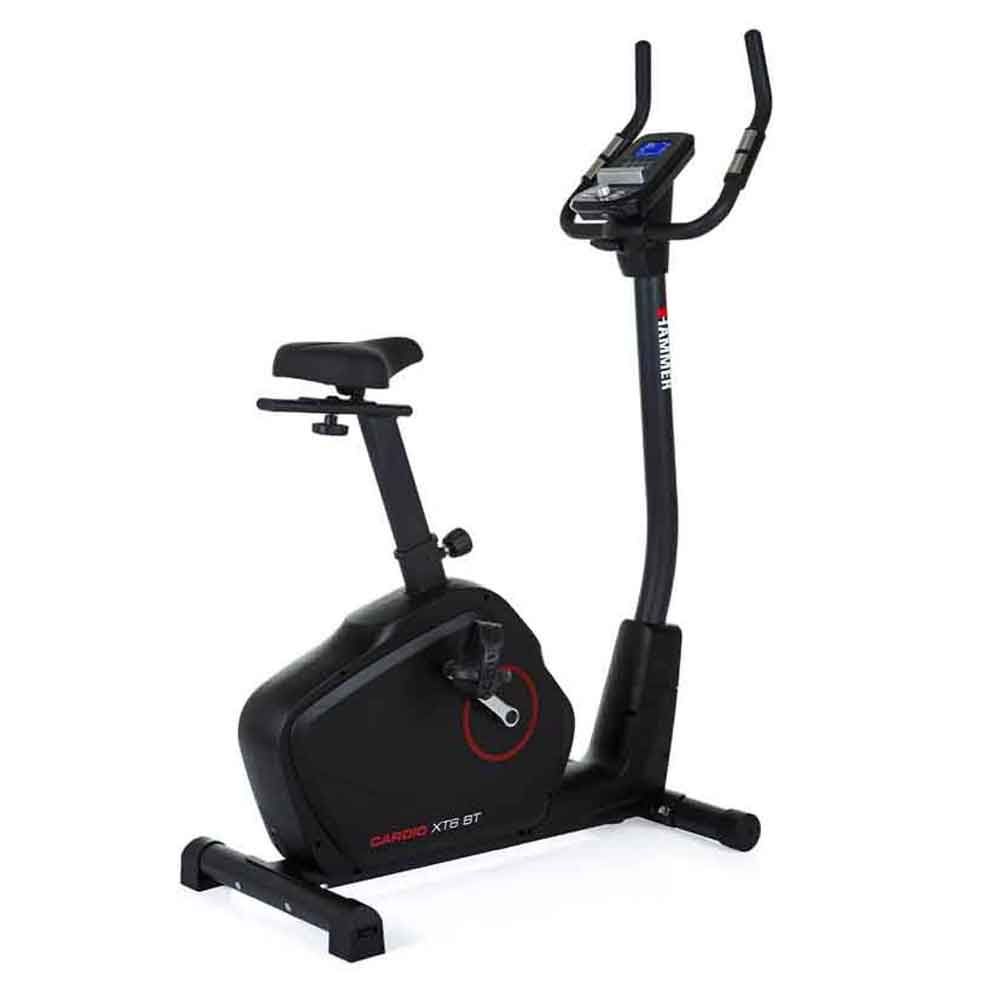Ergometer Cardio XT6. Schwarz. Mit Display, Sattel und Griffen. Marke Hammer. Auf weißem Hintergrund.