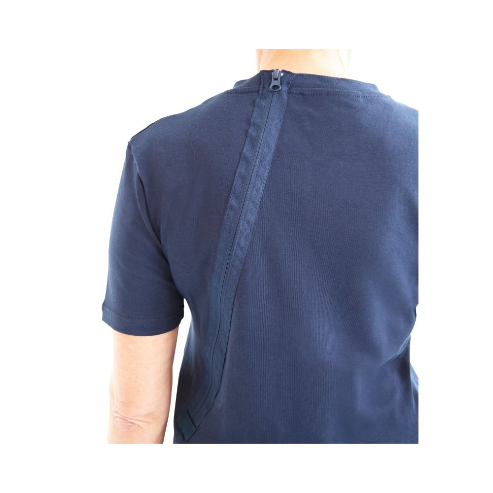 Rückansicht des blauen Pflegeoveralls. Reißverschluss am Rücken. Kurze Ärmel.