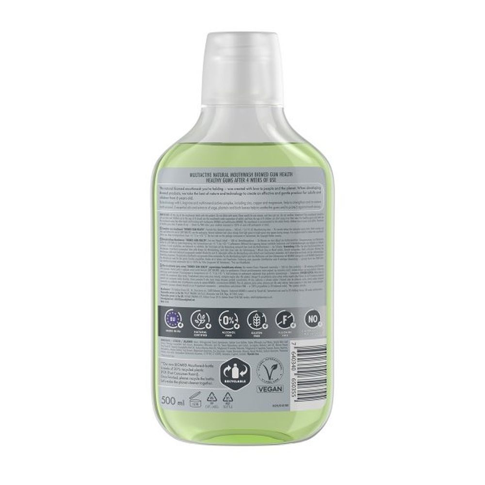 Rückseite einer grünen Mundspülungsflasche. Text und Logos. Aufschrift: biomed. Vegan. Recycling-Symbol. 500 ml.