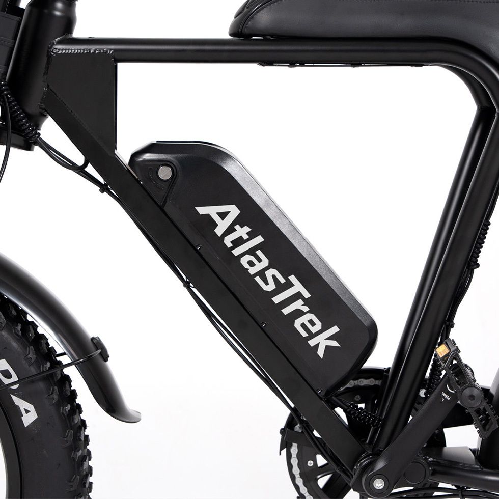 Nahaufnahme des Akkus eines E-Bikes mit dem Logo AtlasTrek. Schwarzer Rahmen.