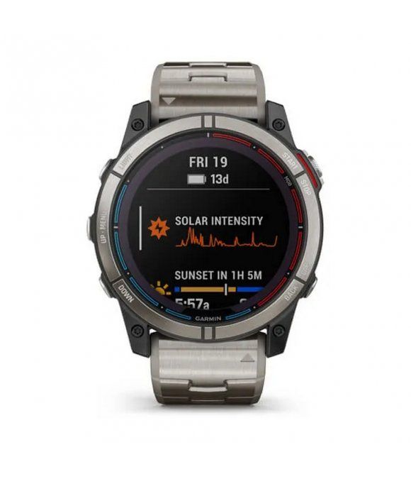Runde Smartwatch mit Titan-Armband. Display zeigt Datum, Solarintensität und Sonnenuntergang. Marke Garmin.