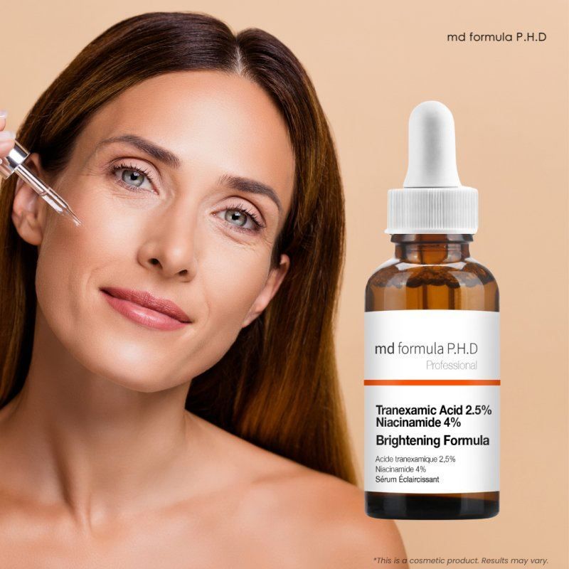 Frau mit MD Formula Aufhellendem Serum. Pipette gibt Serum auf die Haut.