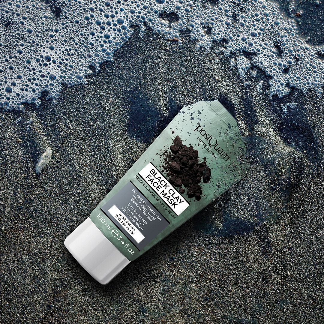 Tube Gesichtsmaske am Strand. Text: Black Clay Face Mask, reinigt und befeuchtet mit Vitamin C und Bambus-Aktivkohle. 100 ml.