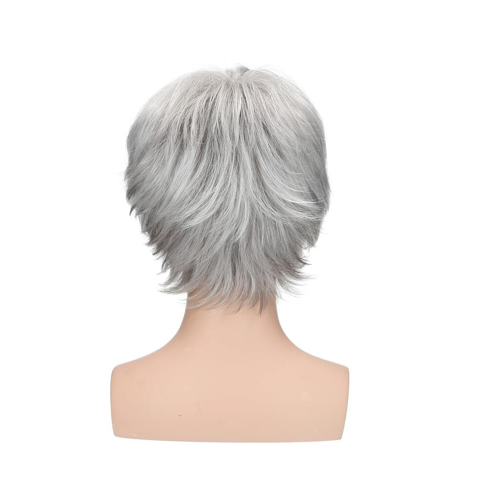 Rückansicht einer grauen Perücke auf einem Schaufensterkopf. Kurze, gestufte Frisur. Der Kopf ist auf weißem Hintergrund.