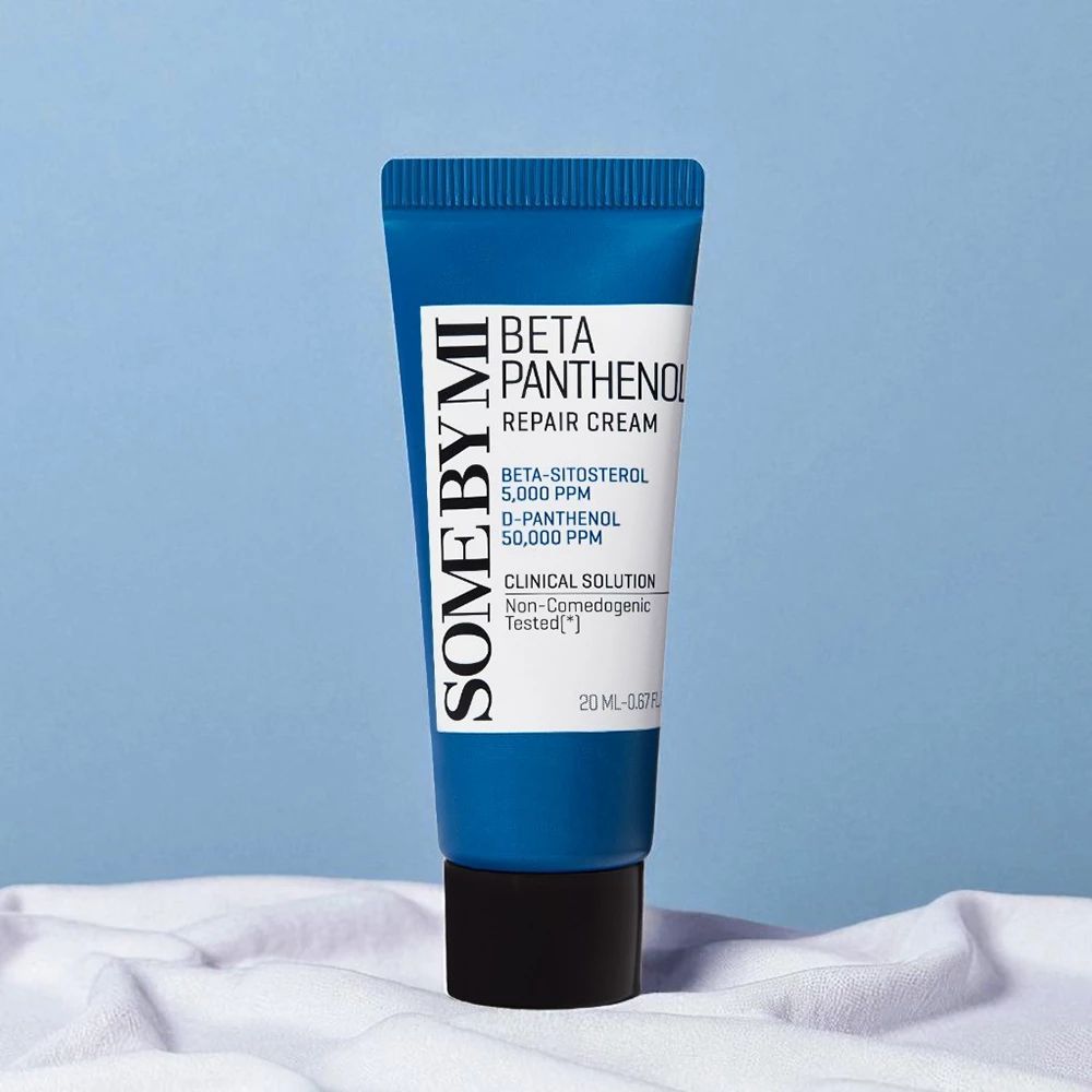 Blaue Tube mit schwarzem Deckel. Text: SOME BY MI Beta Panthenol Repair Cream. 20 ml.