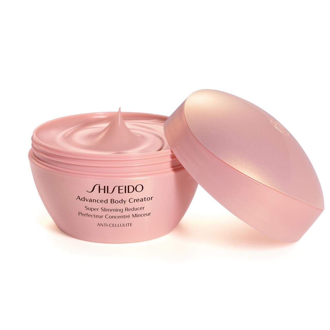 Geöffnete rosa Creme-Dose mit Deckel daneben. Aufschrift: SHISEIDO, Advanced Body Creator, Super Slimming Reducer, Perfecteur Concentré Minceur, ANTI-CELLULITE.