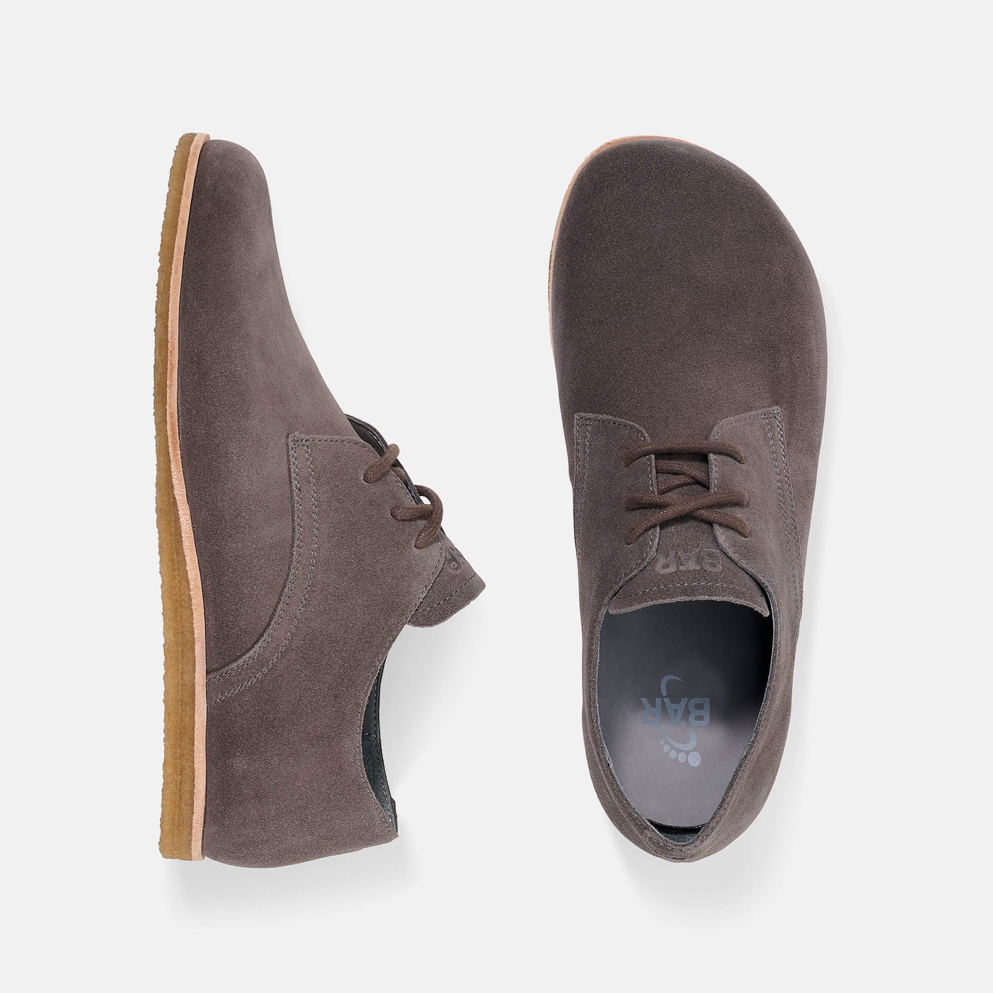 Zwei braune BÄR Clint Herren Schnürschuhe, breite Weite. Wildleder, helle Sohle, Schnürsenkel. Draufsicht.