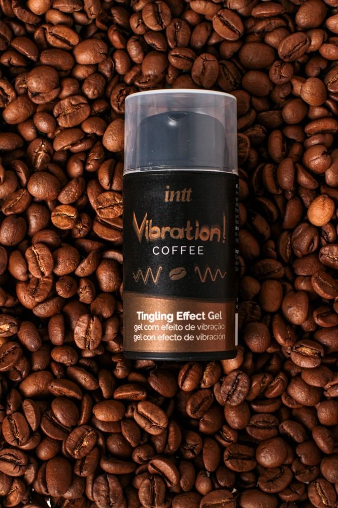 Flasche mit Pumpkopf, umgeben von Kaffeebohnen. Produktname: Vibration! Coffee Tingling Effect Gel. Marke: INTT.