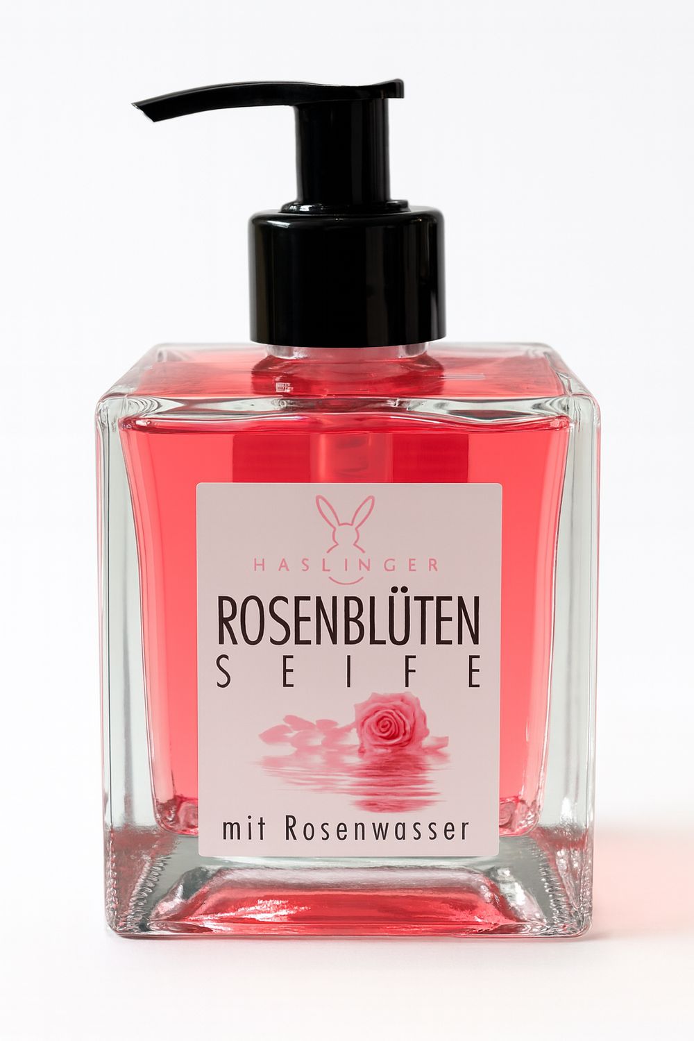 Glas-Spender mit rosa Flüssigseife. Schwarzer Pumpkopf. Aufkleber mit Rosenblüten-Motiv und Schriftzug.