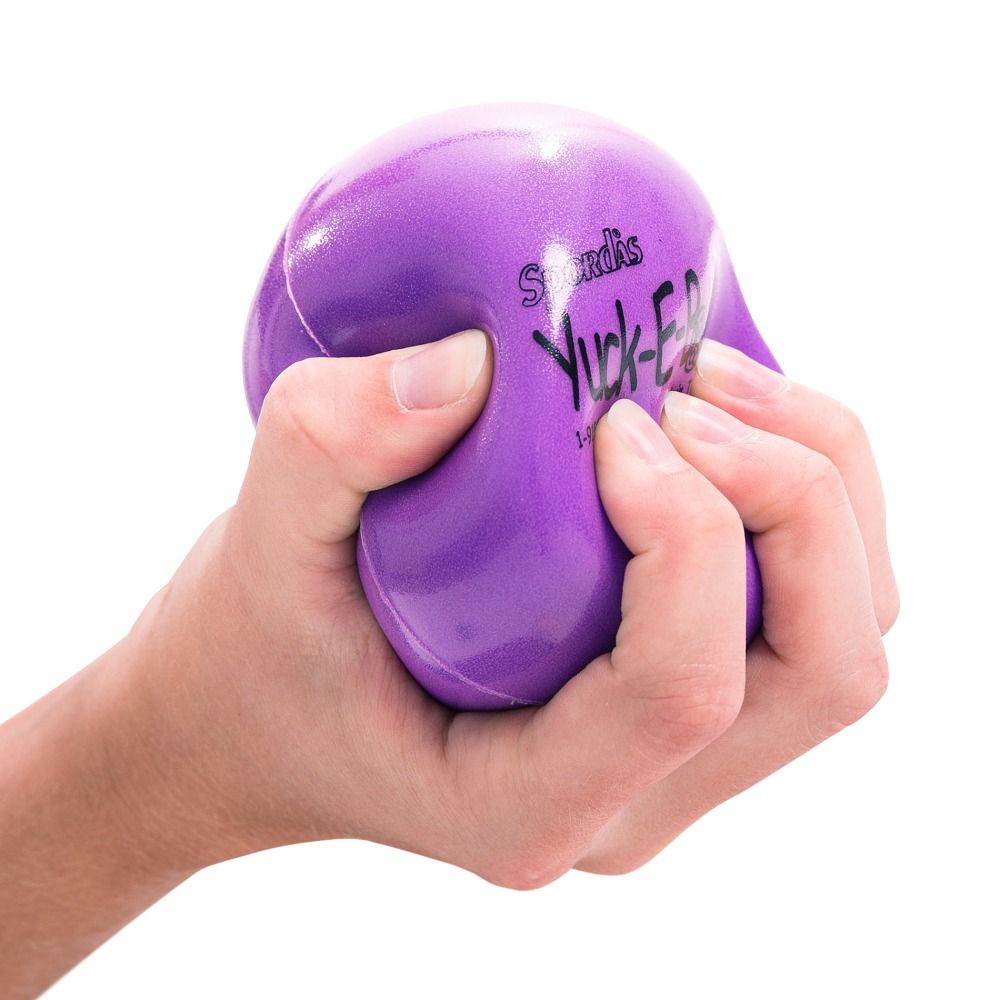 Violett Spordas Yuck-E Ball in Hand gedrückt. Schwarze Schrift. Glatte Oberfläche. Weißer Hintergrund.
