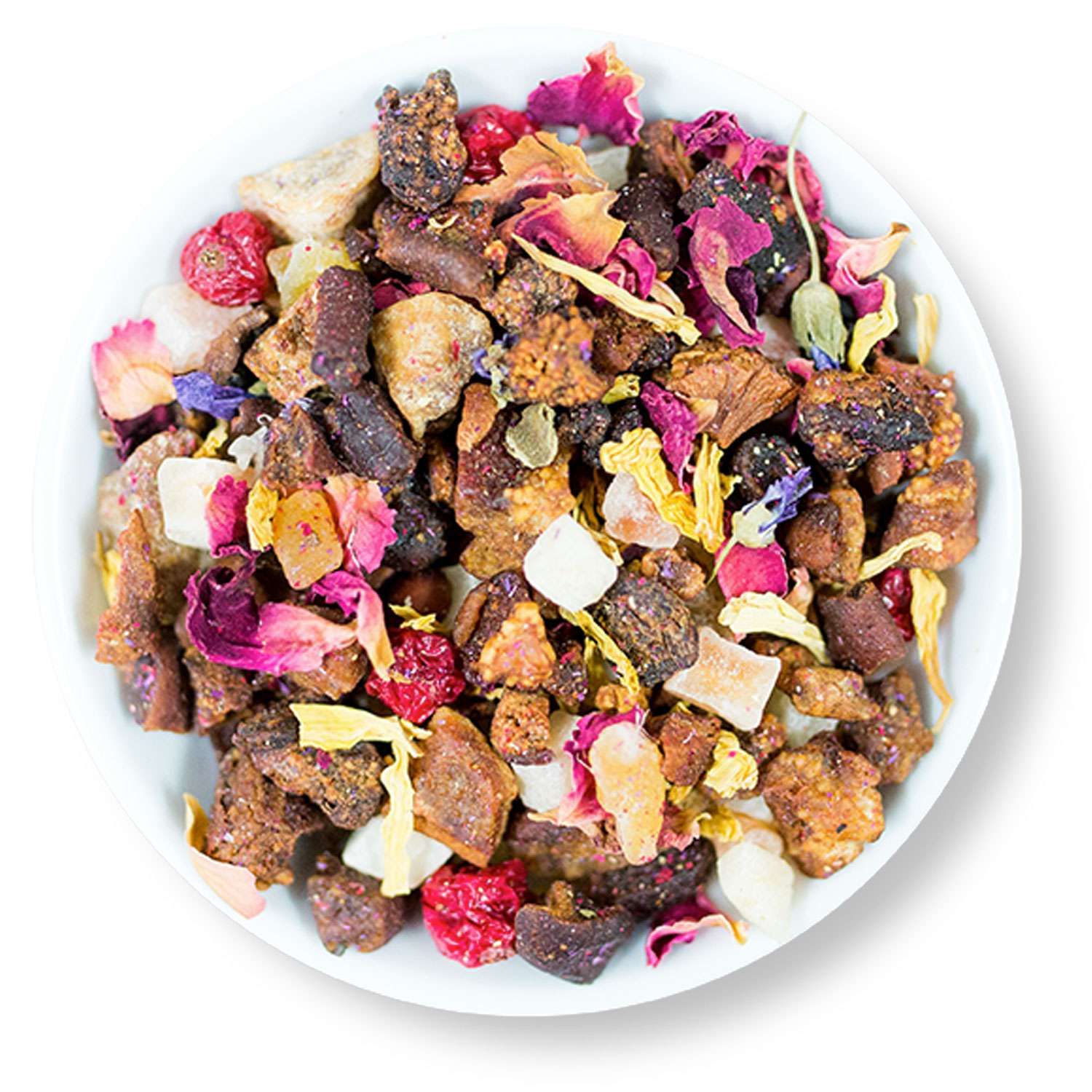 Tee-Mischung in weißer Schale. Enthält getrocknete Früchte, Blütenblätter und Beeren in verschiedenen Farben. Draufsicht.