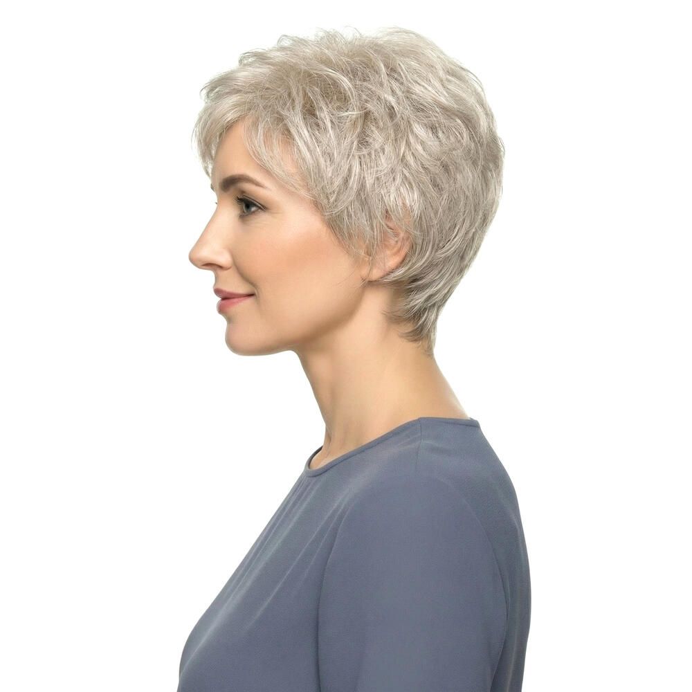 Kurzhaarperücke, blondiert, Seitenansicht. Graues Oberteil. Heller Hintergrund.