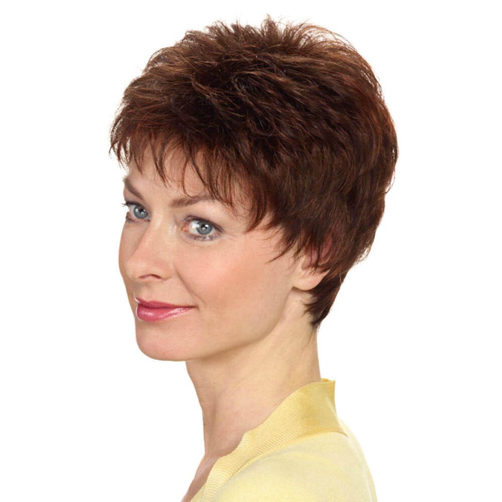 Kurzhaarperücke in Braun, seitliche Ansicht einer Frau. Gelbes Oberteil. Helles Hautbild.