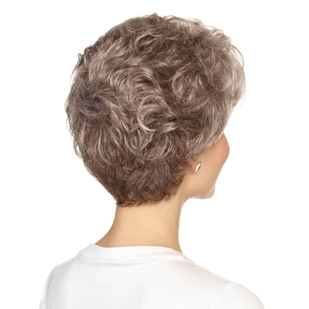 Perücke MONACO von DELUXE. Kurze, graue Kunsthaarperücke mit gewellter Struktur. Rückansicht einer Frau.