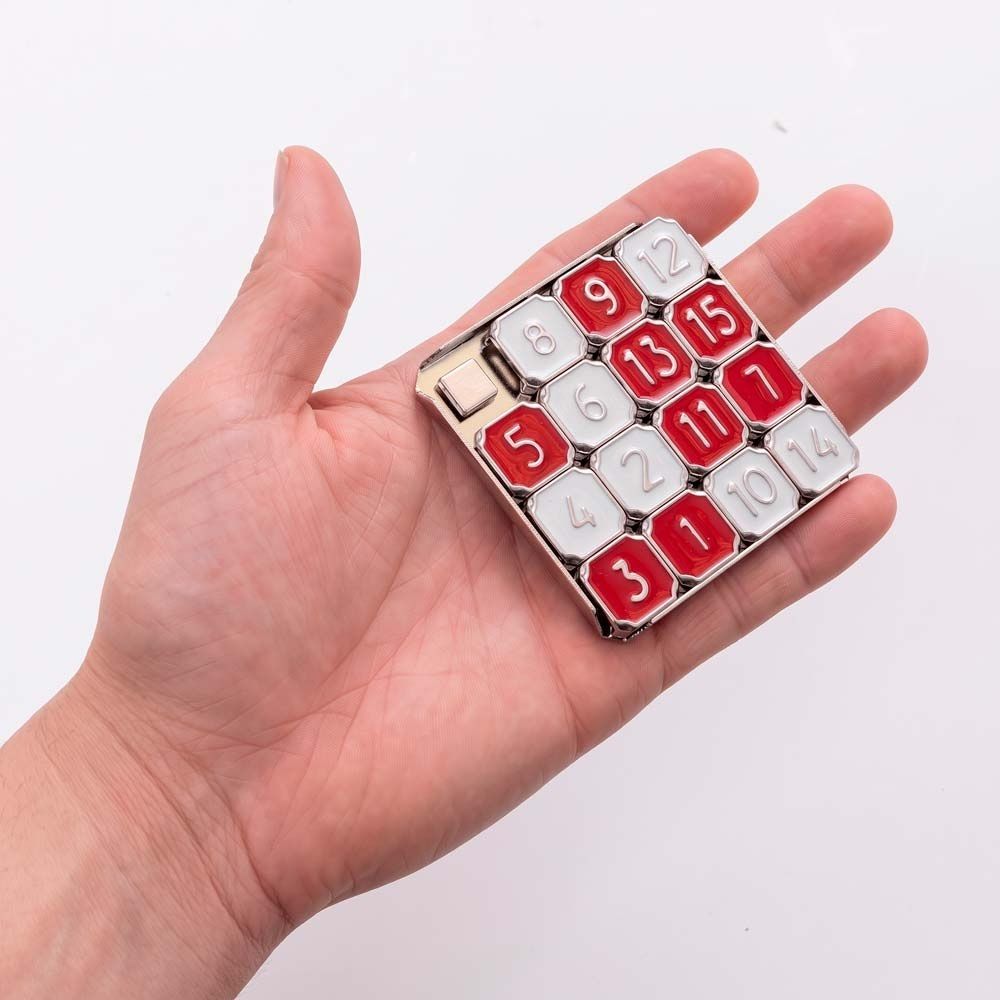 Schiebepuzzle mit Zahlen 1-15 in einer Hand gehalten.