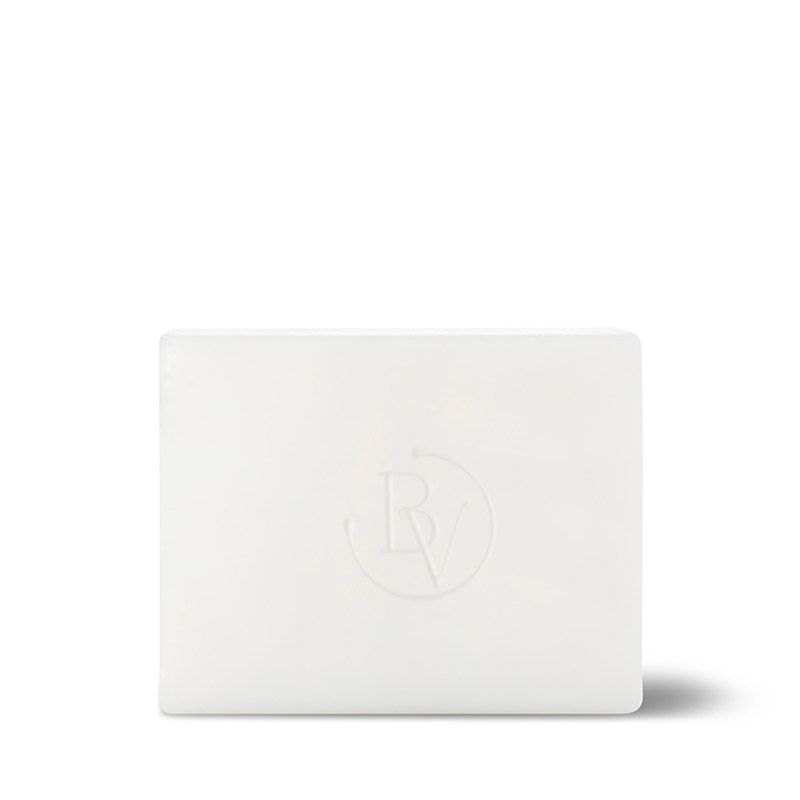 Un panetto di sapone solido per il viso bianco di Bottega Verde. Il sapone ha bordi arrotondati e un logo in rilievo. Il sapone è posizionato su una superficie bianca.