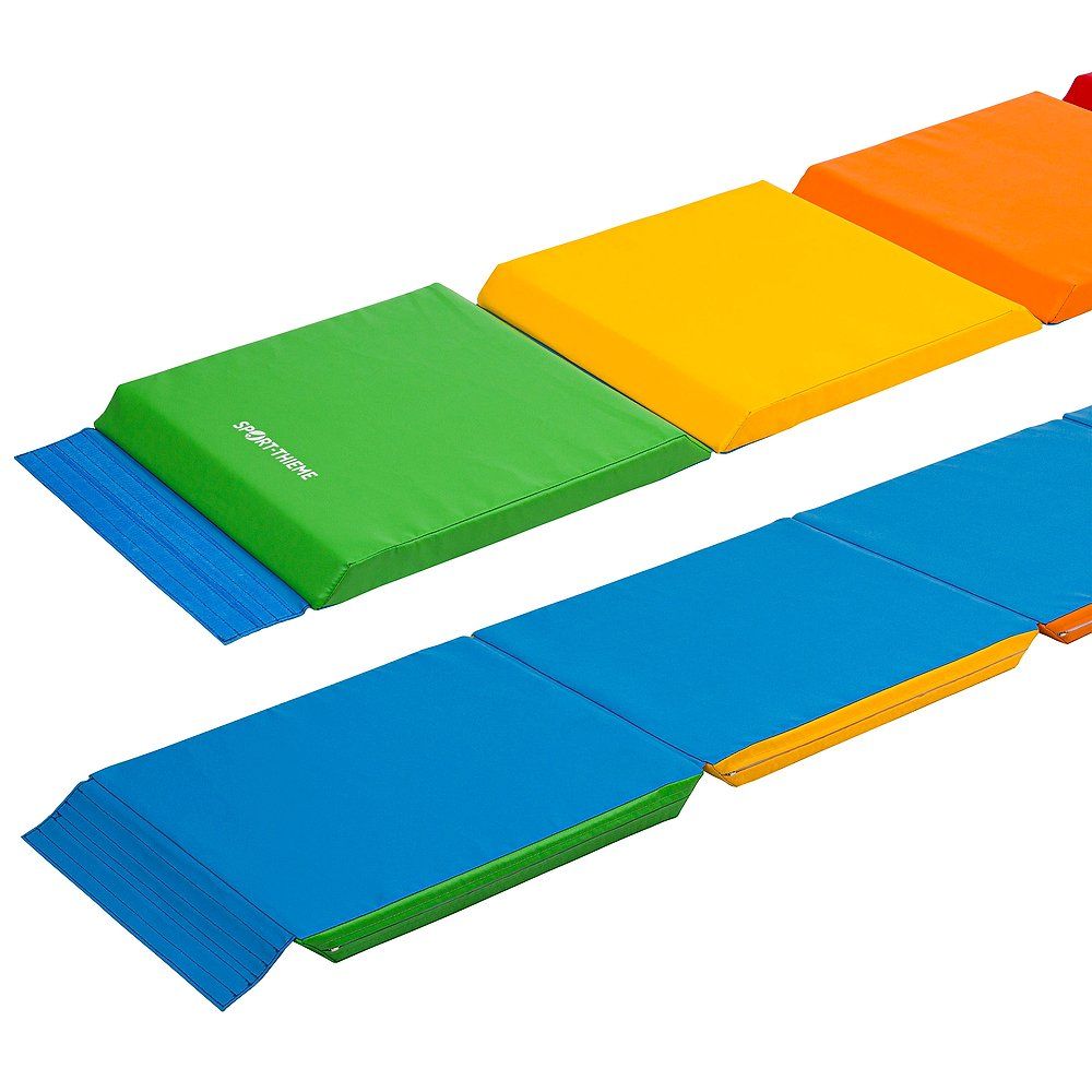 Ausgeklappte, farbige Turnmatten. Grün mit Sport-Thieme Logo, blau, gelb, orange.