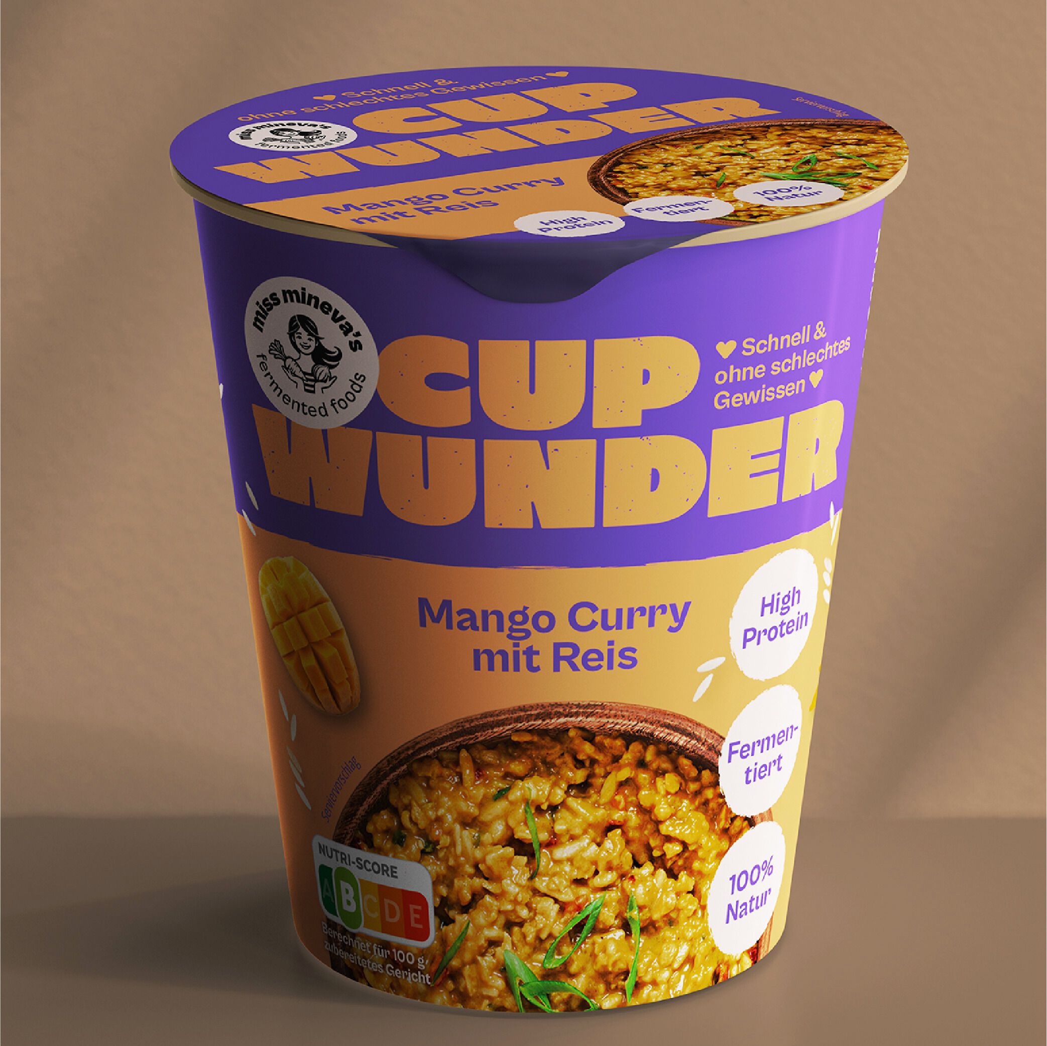 Cup Wunder Becher. Mango Curry mit Reis. Aufdrucke: Miss Mineva's, Cup Wunder, High Protein, fermentiert, 100% Natur. Abbildung von Mango und Reis.