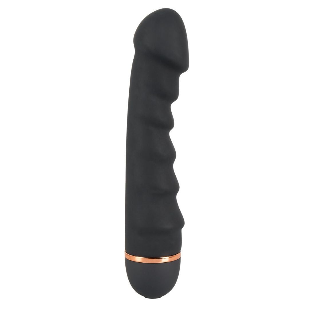 Schwarzer Vibrator mit geriffelter Oberfläche und kupferfarbenem Ring. Form: Penisähnlich.