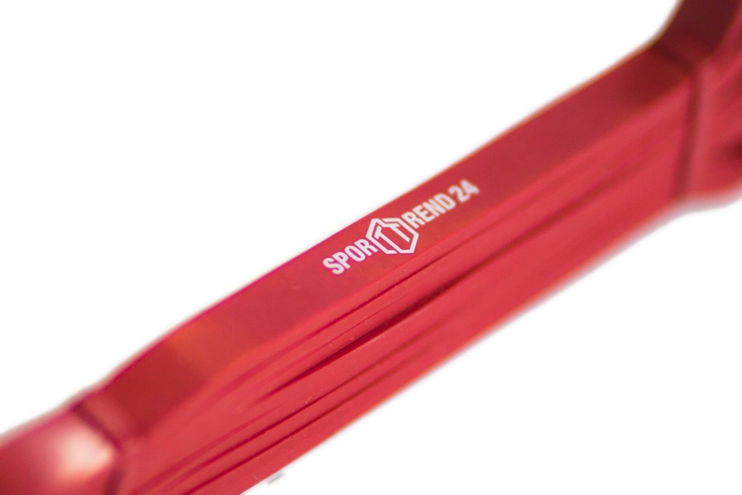 Rotes Fitnessband mit weißem "Sporttrend 24"-Logo. Nahaufnahme, Band mit geriffelter Oberfläche.