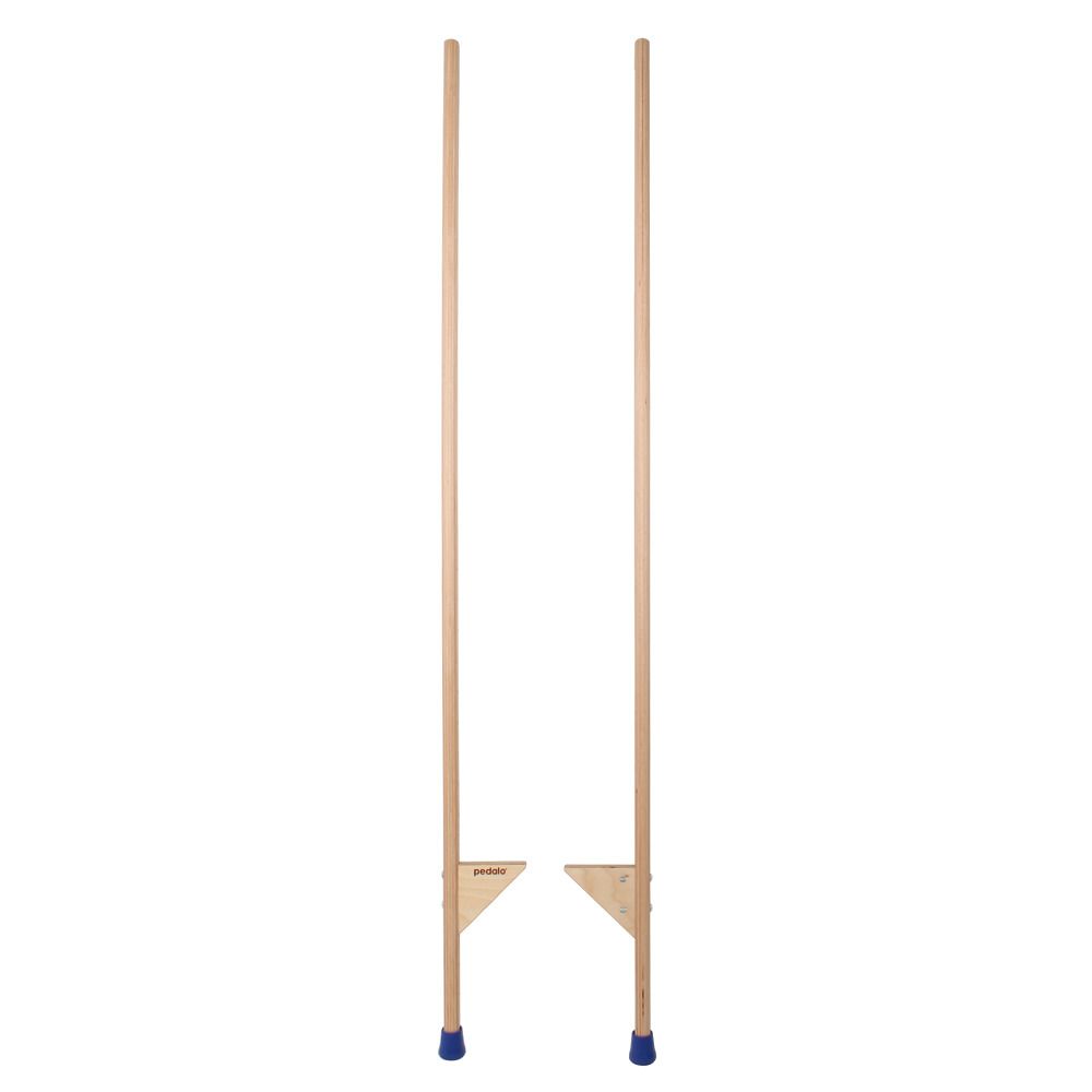 Zwei Holzstelzen mit blauen Gummifüßen. Die Stelzen haben eine Fußstütze und sind aus hellem Holz gefertigt.