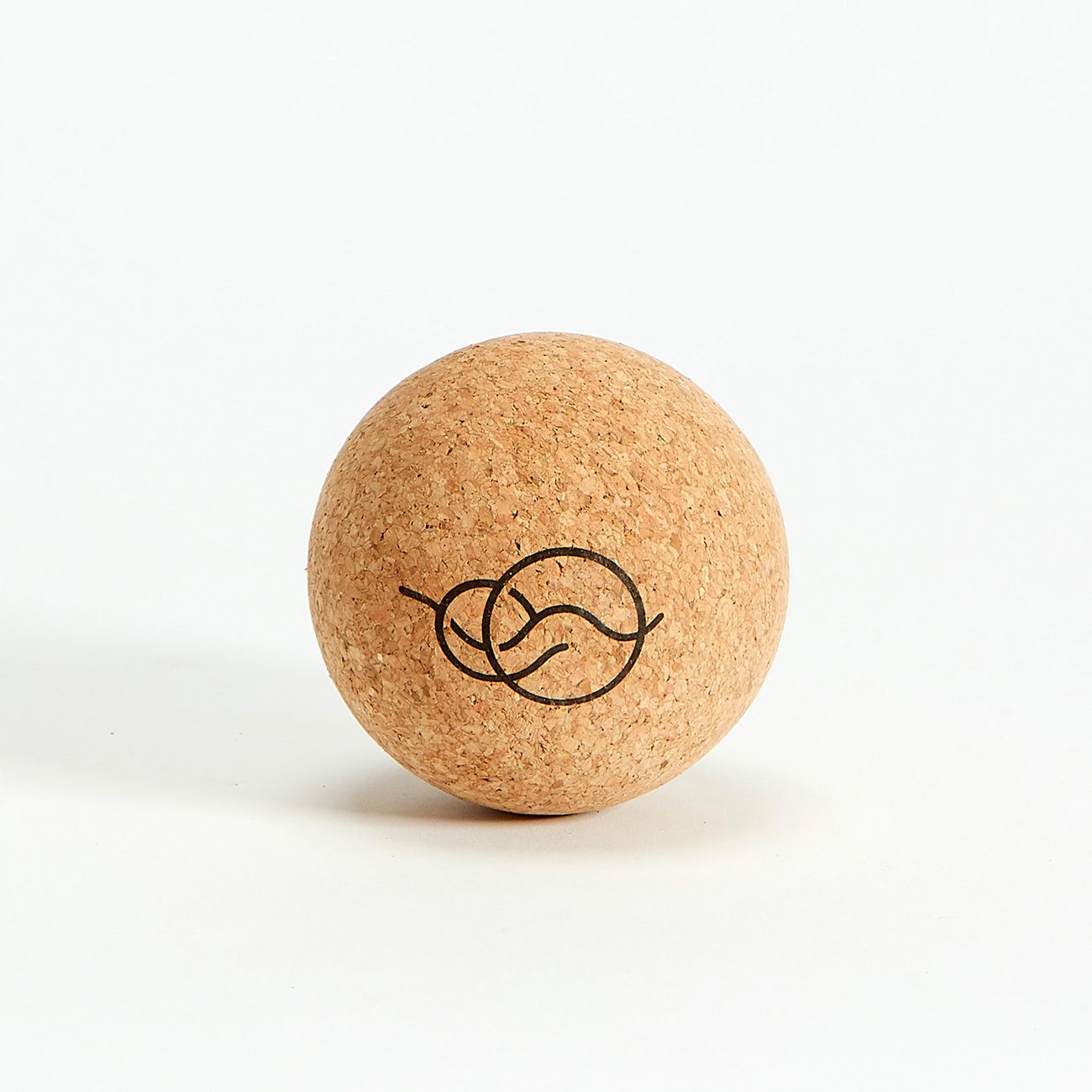 Faszienball aus Kork mit Logo. Braune Farbe, runde Form.