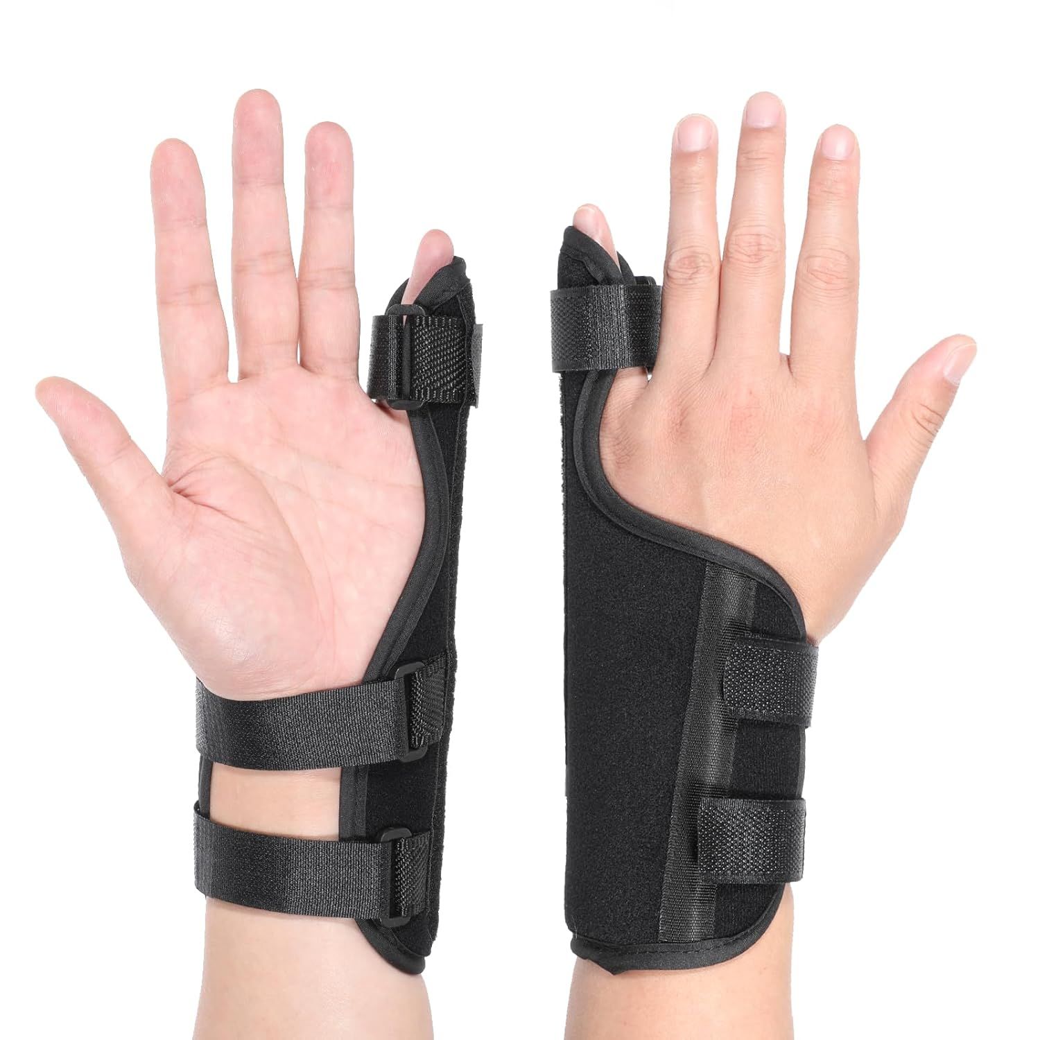 Zwei Hände mit Kleinfinger Schiene. Schwarze, verstellbare Schiene mit Klettverschlüssen und Aluminiumstütze. Für linke und rechte Hand.