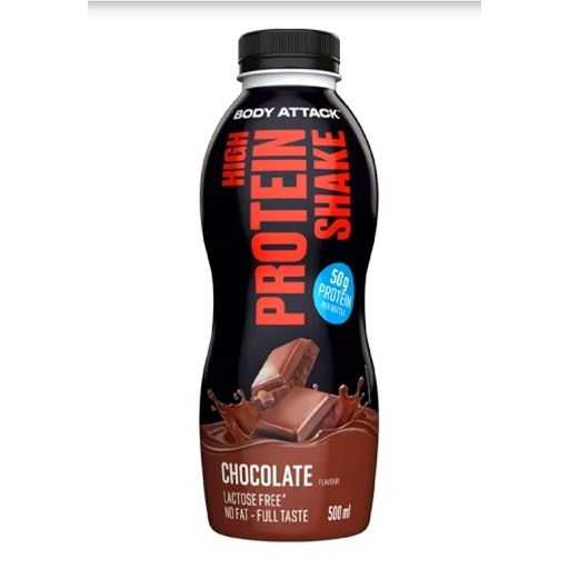 Schwarze Flasche mit rotem und weißem Text. "Body Attack High Protein Shake" und "Chocolate" sind sichtbar. Abgebildet sind Schokoladenstücke.