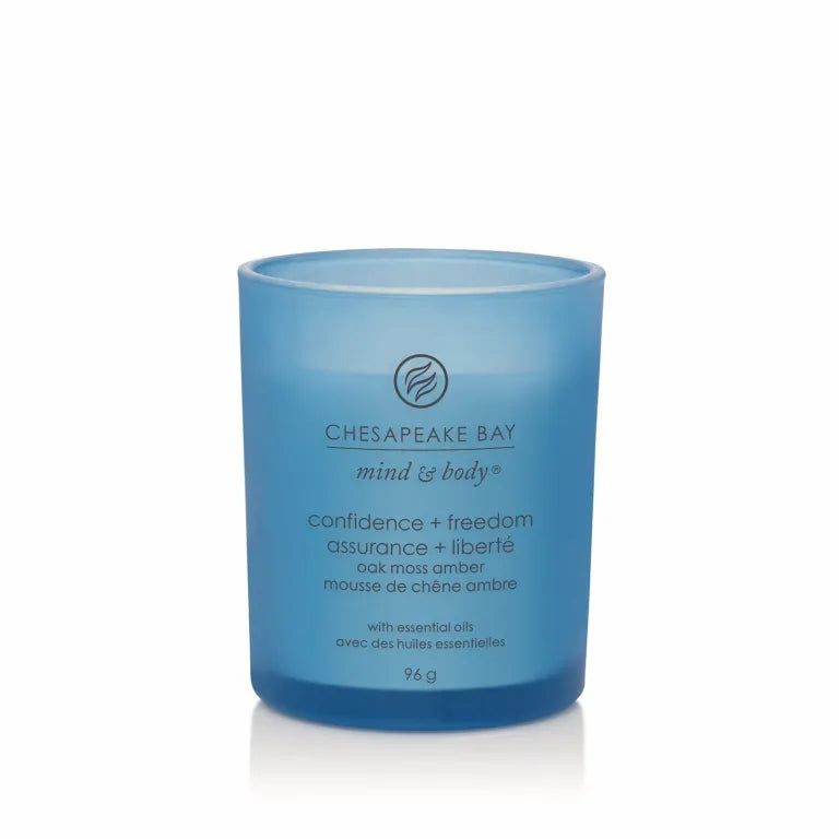 Blaue Kerze mit Aufschrift Chesapeake Bay, Mind & Body, Confiance + liberté. Mit ätherischen Ölen. 96g.
