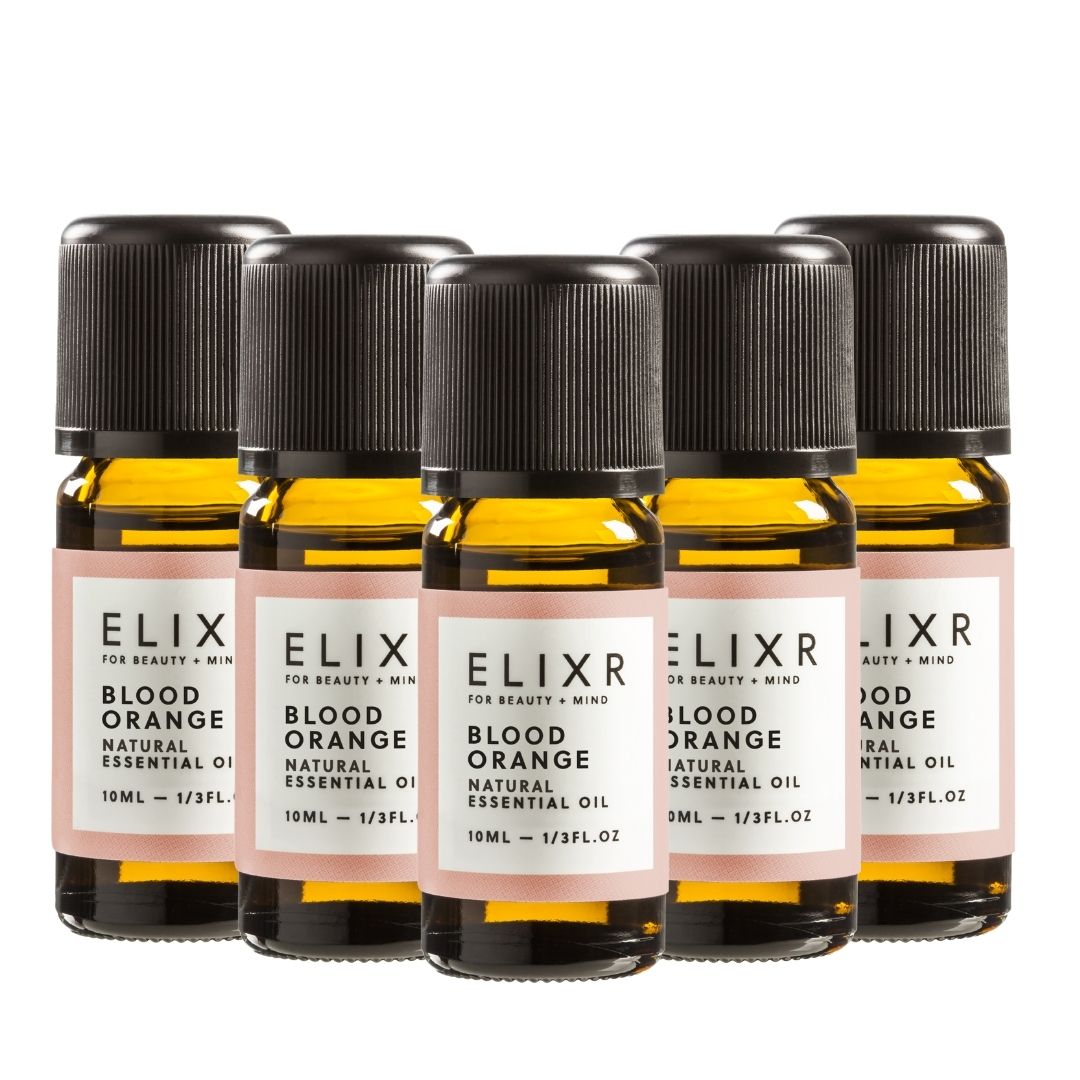 Fünf Flaschen ELIXR Blut-Orangenöl. Braune Glasflaschen mit schwarzem Deckel und Etikett. Aufschrift: Blood Orange, Natural Essential Oil.
