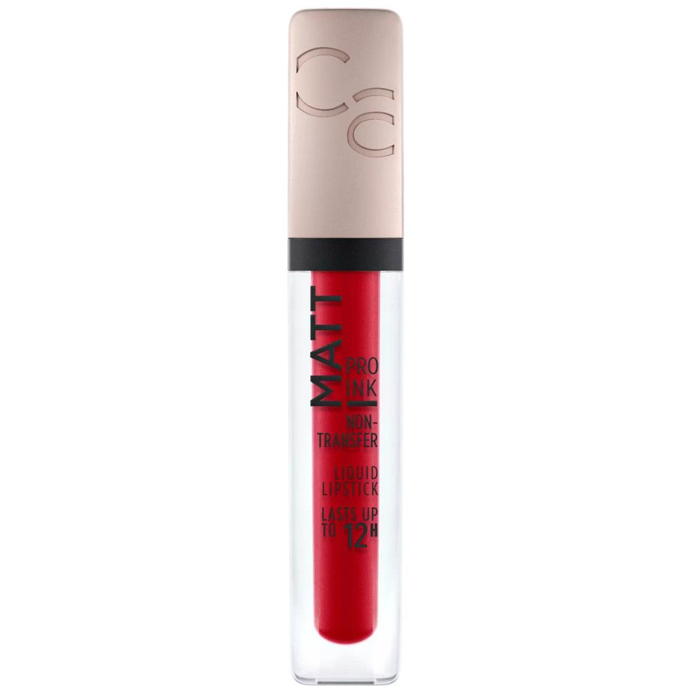 Roter Catrice Matt Pro Ink Flüssiglippenstift. Transparente Tube, beiger Deckel mit Logo. Text: Matt Pro Ink, Non-Transfer, Liquid Lipstick, bis zu 12h.