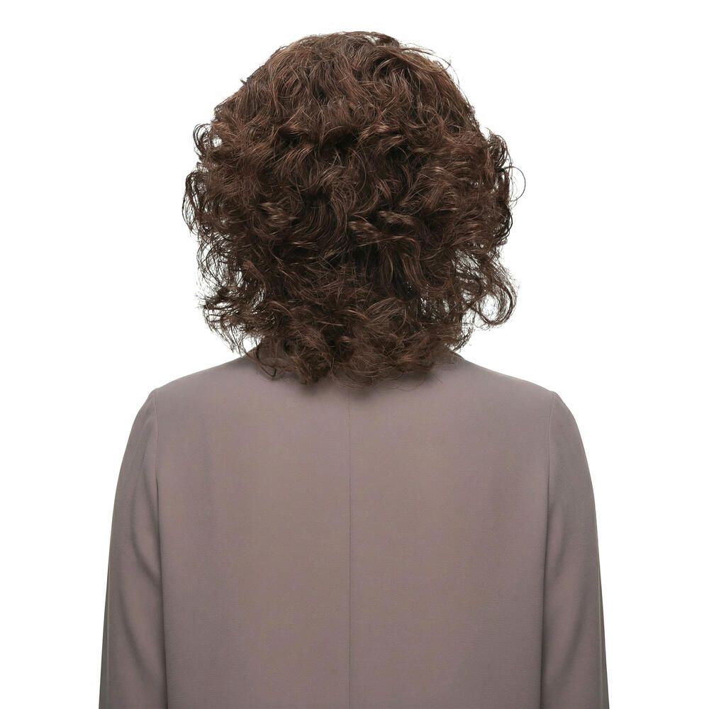 Rückansicht einer Frau mit brauner, lockiger Perücke. Schulterlanges Haar. Weißer Hintergrund.