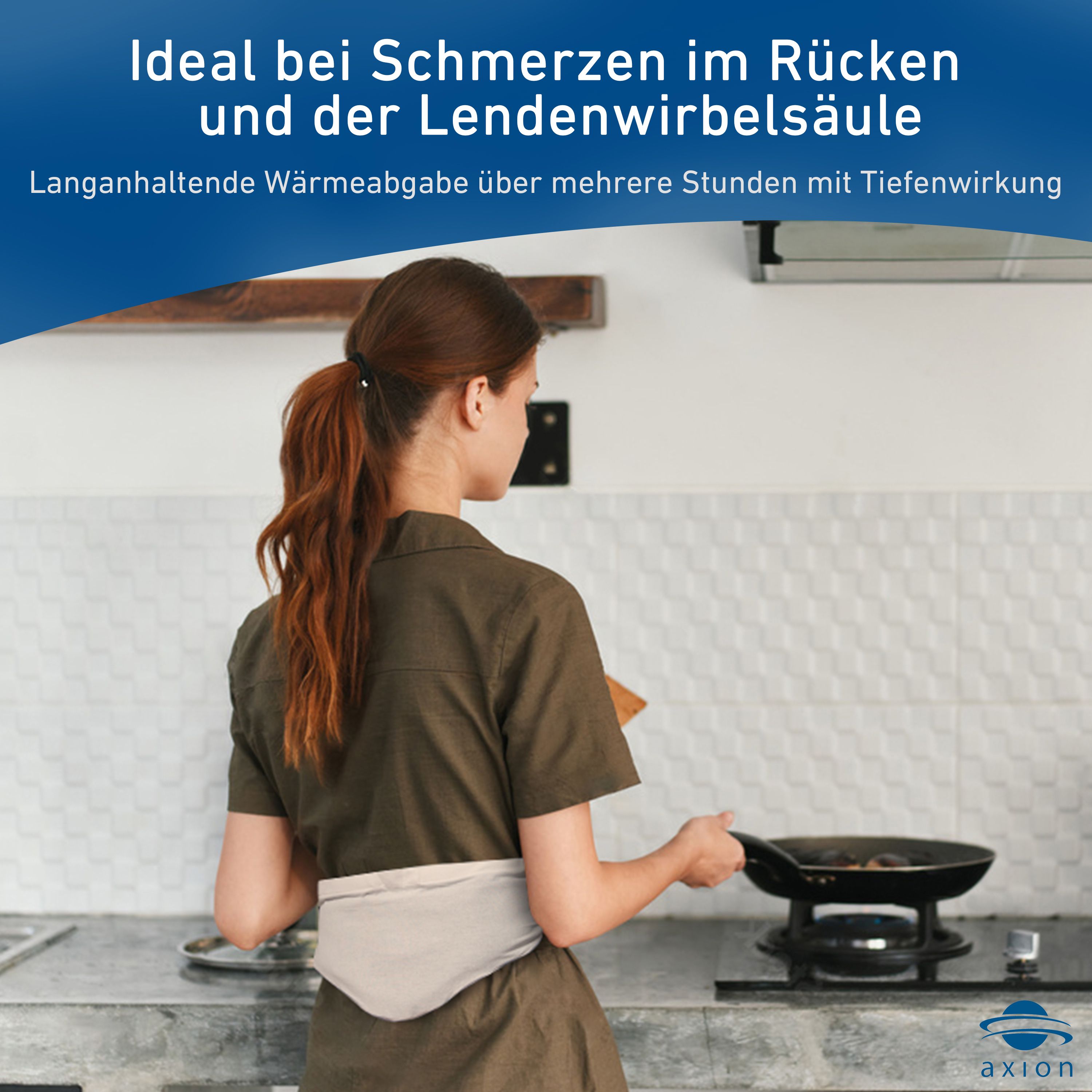 Frau mit Wärmekissen um die Taille. Sie steht in einer Küche und hält eine Pfanne. Text: Ideal bei Schmerzen im Rücken.