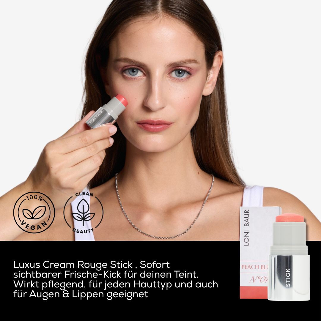 Frau trägt Blush-Stick auf. Produkt und Verpackung sichtbar. Logo und Text: LONI BAUR, PEACH BLUSH, STICK.