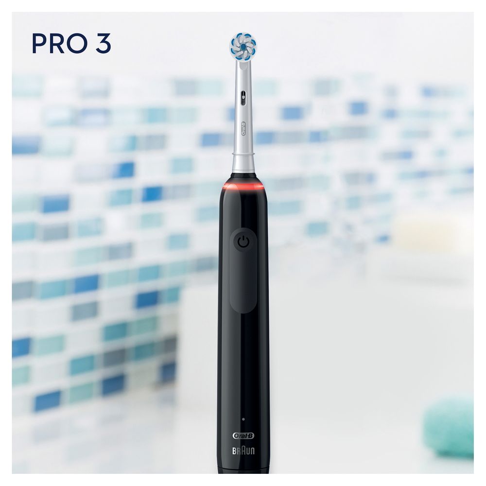 Schwarze elektrische Zahnbürste. Oral-B Pro 3, im Badezimmer. Hintergrund mit Fliesen.