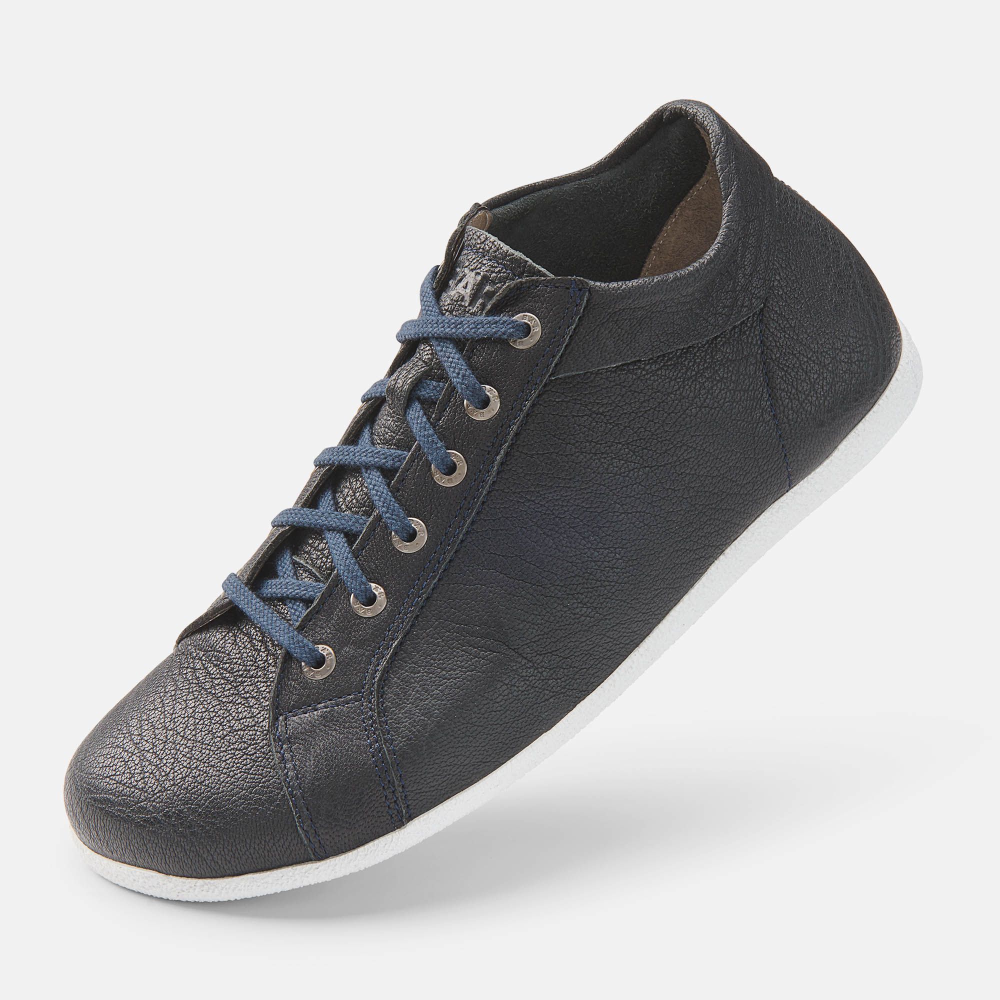 Schwarze Stiefelette mit blauen Schnürsenkeln. Weiße Sohle. BÄR Schuhe.
